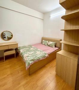 Phú MỹOsimi Phu My Apartment - 1 bedroom的一间带床和镜子的小卧室