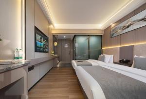 Una habitación de hotel con dos camas y un baño. en Yiyun Residence, en Hanqiyu