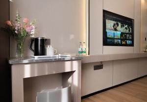 Una sala de estar con chimenea y televisión. en Yiyun Residence, en Hanqiyu