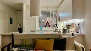 eine Küche mit Spüle und Arbeitsplatte in der Unterkunft Arctic Luxury Home in Rovaniemi + 13 Fotos