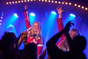 Eine Gruppe von Menschen mit erhobenen Armen bei einem Konzert in der Unterkunft Daftö Resort in Strömstad + 66 Fotos