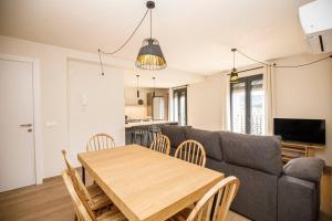 贝萨卢Apartamento en el Pont Vell的客厅里有一张桌子和一张沙发