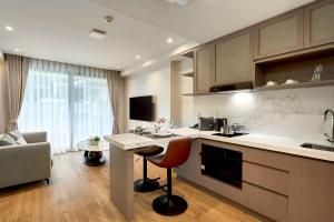 - une cuisine avec un comptoir et une table dans une pièce dans l'établissement Kasa Verdana, à Chiang Mai