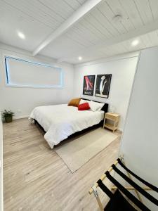 Postel nebo postele na pokoji v ubytování Little Red Gate Urban Retreat