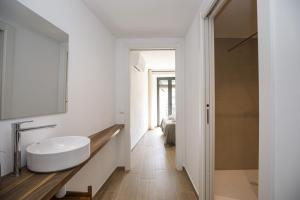 贝萨卢Apartamento en el Pont Vell的浴室里有洗手池和镜子 更多24张照片