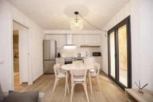 贝萨卢Apartamento en el Pont Vell的厨房兼餐厅，配有桌椅