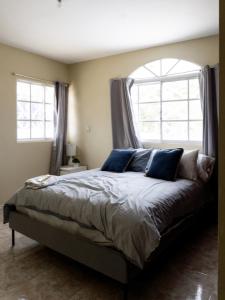 Un pat sau paturi într-o cameră la 4BR Villa Newly Renovated-5 min to Playa Dorada H1 +17 fotografii