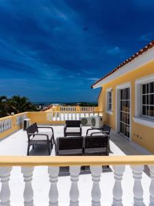 Un balcon sau o terasă la 4BR Villa Newly Renovated-5 min to Playa Dorada H1