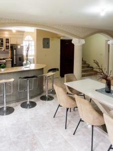O bucătărie sau chicinetă la 4BR Villa Newly Renovated-5 min to Playa Dorada H1