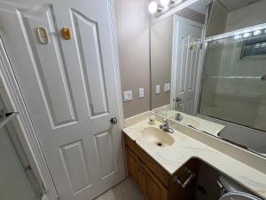 Ένα μπάνιο στο Delta Guest House Near Transit, Shopping, High Speed Wi-Fi, Parking