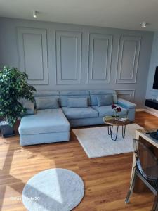 un soggiorno con un divano blu e un tavolo di Sara and Bora a Durrës