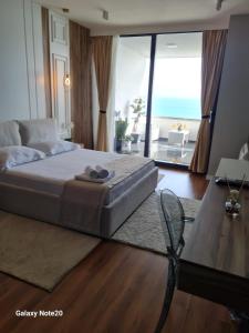una camera da letto con un letto e vista sull'oceano di Sara and Bora a Durrës