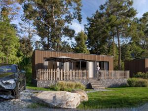 een klein huis met een auto ervoor geparkeerd bij Resort Walsdorf in Tandel +37 foto's