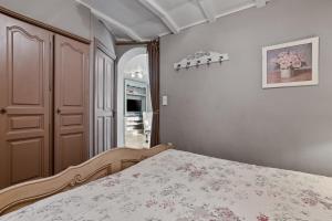 Le Patio في Laouque: غرفة نوم مع سرير مع لحاف متهالك +17 صورة