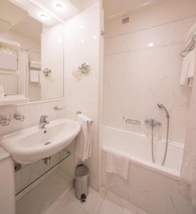 Ein Badezimmer in der Unterkunft Best Western Hotel I Triangoli
