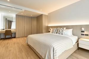 une chambre avec un grand lit et un bureau dans l'établissement Kasa Verdana, à Chiang Mai 27 autres photos