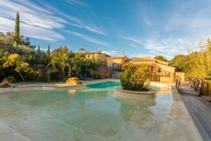 Le Patio في Laouque: مسبح في ساحة مع بيت