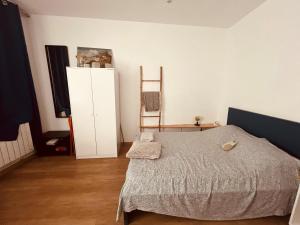 Una cama o camas en una habitación de Studio cosy au cœur Panier