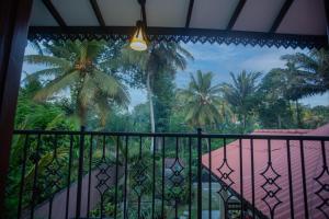 哈巴拉杜瓦Villa Aliya的享有棕榈树景致的阳台