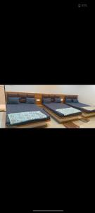 ein Computerbildschirm mit drei blauen Tastaturen auf einem Tisch in der Unterkunft Hotel JOSHI INN in Godarpura