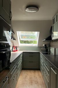 Una cocina grande con una ventana en el medio. en Home by Ginger, en Reichenbach im Vogtland