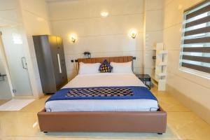 a bedroom with a large bed in a room at W H Nest Hostel in Cochin +1 photo