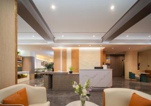 un vestíbulo de un hotel con sillas y un mostrador en Avator Yiyun Hotel Zhangjiajie National Forest Park, en Zhangjiajie
