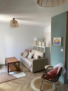 un soggiorno con un divano e un tavolo di .Surfin' La Chaume. a La Chaume