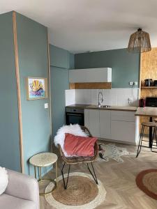 una cucina con divano e sedia in una camera di .Surfin' La Chaume. a La Chaume Altre 5 foto