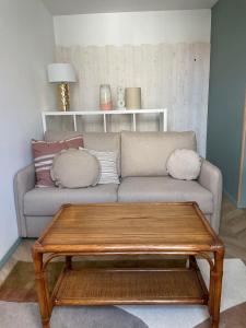 un soggiorno con un divano e un tavolino da caffè di .Surfin' La Chaume. a La Chaume