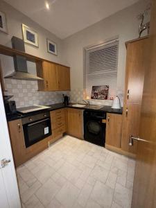 Η κουζίνα ή μικρή κουζίνα στο Modern Stylish Jesmond Apartment with parking.