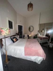 Ένα ή περισσότερα κρεβάτια σε δωμάτιο στο Modern Stylish Jesmond Apartment with parking. +11 φωτογραφίες