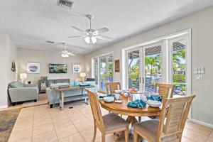 Un comedor y una sala de estar con mesa y sillas. en The Sun Dial - 827, en Siesta Key