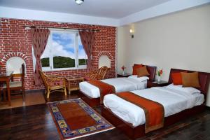 DahachokPataleban Vineyard Resort的一间卧室，有两张床和一堵砖墙