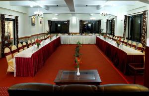 DahachokPataleban Vineyard Resort的大型客房设有长桌和椅子。