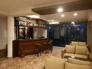 DahachokPataleban Vineyard Resort的房间里有椅子和吧台的酒吧 更多9张照片