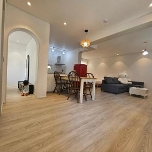 ein Wohnzimmer mit Tisch und Couch in der Unterkunft Kgolmok house in Daejeon