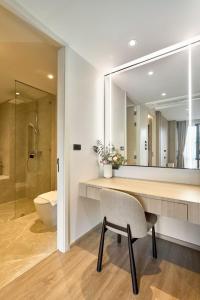 La salle de bains est pourvue d'une coiffeuse avec un miroir et de toilettes. dans l'établissement Kasa Verdana, à Chiang Mai