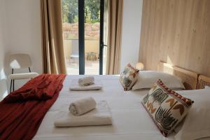 En eller flere senge i et værelse på Filori - T2 avec piscine chauffée et plage privée + 20 billeder