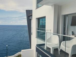 un balcone con sedie e vista sull'oceano di Tranquil Escape a Gaula