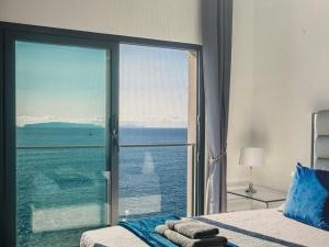 una camera da letto con vista sull'oceano di Tranquil Escape a Gaula