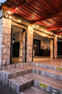 ein Gebäude mit einer Bühne und einer Steinmauer in der Unterkunft Vaal De Vue Guesthouse in Christiana