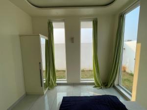 Un pat sau paturi într-o cameră la Barefoot Boho