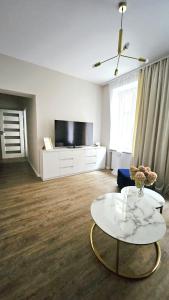 TV a/nebo společenská místnost v ubytování Golden Key 35m2 przy Mariacka blisko Spodek, MCK, Self check-in, Parking + 39 fotografií