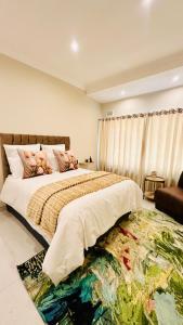 een slaapkamer met een groot bed en een tapijt bij Melodia V in Durban +61 foto's
