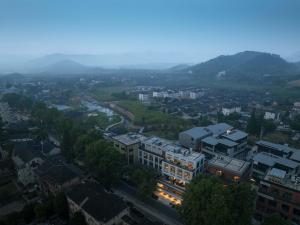 Nespecifikovaný výhled na hory nebo výhled na hory při pohledu z hotelu