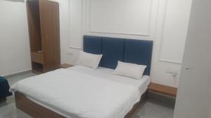 een bed met twee kussens erop in een kamer bij Hotel Ashoka in Karnāl