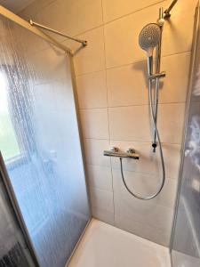 um chuveiro com chuveiro em um banheiro em Nanas-Auszeit em Rothenbuch