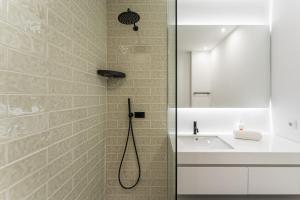 un bagno con doccia e lavandino di GuestReady - Central Premium Studio - Aveiro ad Aveiro Altre 23 foto