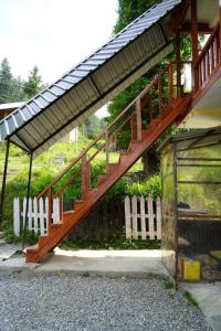 Una escalera de madera junto a una valla blanca. en Oreos cafe and stay shangarh, en Shangarh 32 fotos más